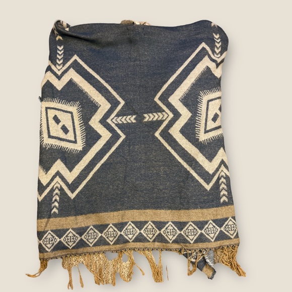 Marcus Adler cape styled in a Southwestern motif and a swish of boho fringe. EUC - Picture 5 of 5